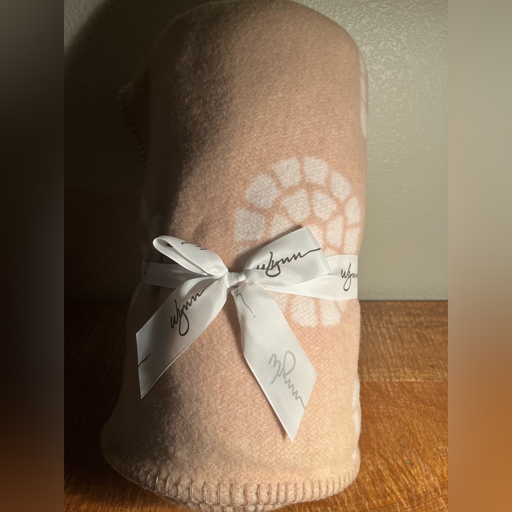 WYNN Las Vegas casino Soft Beige throw Blanket with White Ribbon 🎩🍾 w/ DUSTBAG - Picture 2 of 3